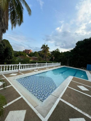 Villa con Pisicina Privada Melgar